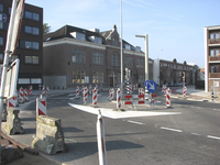 907675 Gezicht op de herinrichtingswerkzaamheden van de kruising van de Draaiweg (voorgrond) en de Talmalaan te ...